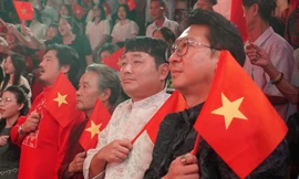 Hàng trăm khán giả vẫy cao cờ, hát vang Quốc ca