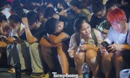 Hàng nghìn người xuyên đêm chờ lấy vé ở Nhà hát Lớn Hà Nội