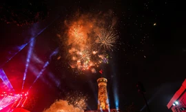 Mãn nhãn màn pháo hoa hiếm hoi ở Cột cờ Hà Nội