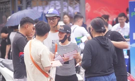 Nhận vé miễn phí tại Nhà hát Lớn xong bán với giá 1-2 triệu đồng