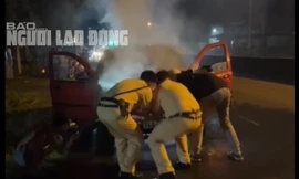 CSGT Tây Ninh cứu đôi nam nữ mắc kẹt trong chiếc ôtô bốc cháy