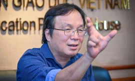 Người 'vừa đi vừa viết, vừa hát vừa mộng du'