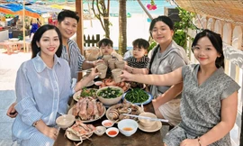 Vợ chồng Hà Nội đưa 4 con đi xuyên Việt, nhớ mãi 'đêm thiếu thốn' trên đảo hoang