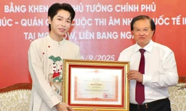 Ca sĩ Đức Phúc nhận bằng khen của Thủ tướng Chính phủ