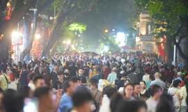 Biển người đổ về trung tâm Hà Nội
