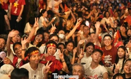 Hát xuyên đêm chờ tổng duyệt diễu binh, diễu hành