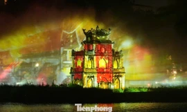 Mãn nhãn màn trình diễn 3D mapping rực sáng mặt nước Hồ Gươm