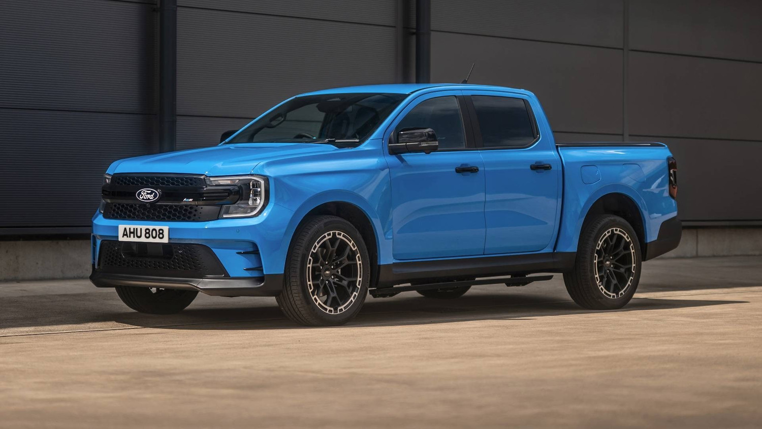 Ford Ranger ra mắt phiên bản hybrid với thiết kế phong cách đường phố.