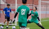 Các thủ môn đội tuyển Việt Nam mướt mồ hôi với bài... chơi chân