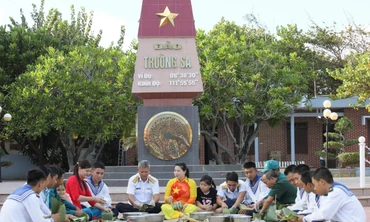 Các cán bộ, chiến sĩ cùng người dân đặc khu Trường Sa gói bánh chưng.