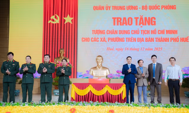 Trao tặng tượng chân dung Chủ tịch Hồ Chí Minh cho 40 phường, xã tại Huế