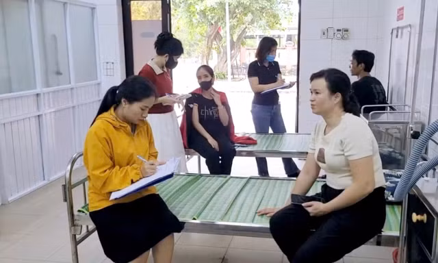 Nhiều công nhân tại Huế nhập viện cấp cứu sau bữa ăn