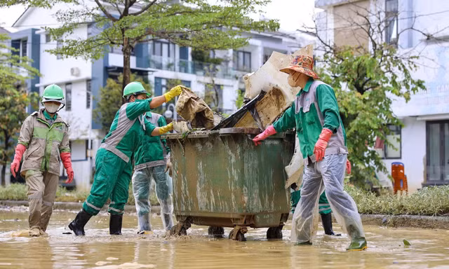 Lặng thầm giữa bùn lũ: Những người giữ cho Huế đứng dậy sau dòng nước dữ