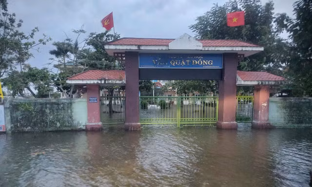 Bão chưa tới Huế đã ngập nặng, toàn bộ học sinh được nghỉ học