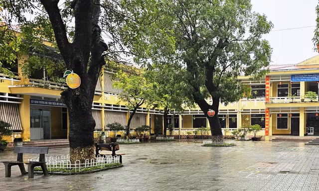 Sau bữa ăn trưa, nhiều học sinh một trường tiểu học ở Huế bị nôn ói