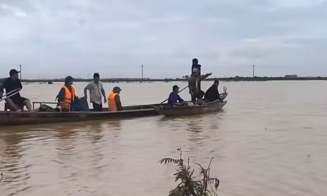 Huế thiệt hại nặng về người do mưa lũ lịch sử, hơn 10.000 ngôi nhà còn ngập lụt