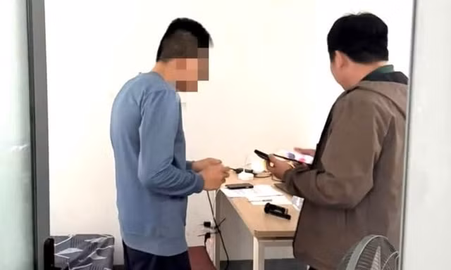 Từ tin báo của giáo viên, giải cứu kịp thời nam sinh bị ‘bắt cóc online’