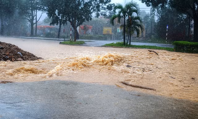 Mưa xối xả ở Huế, nước đổ xuống đường như thác lũ