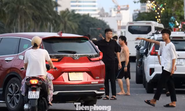 Bức xúc nạn chèo kéo khách du lịch ở Đà Nẵng