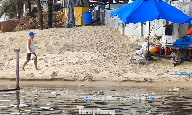 Dòng nước đen ngòm bốc mùi hôi đổ ra biển Đà Nẵng