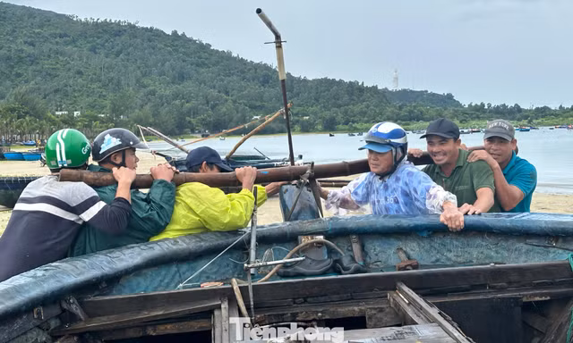 Ngư dân chằng buộc tàu thuyền ứng phó bão số 5