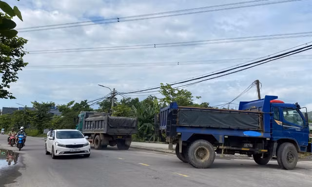 Nhiều xe tải lớn lưu thông vào tuyến ĐH2.