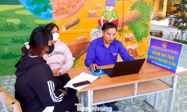 Đến từng thôn bản 'gỡ khó công nghệ' cho bà con làm thủ tục hành chính