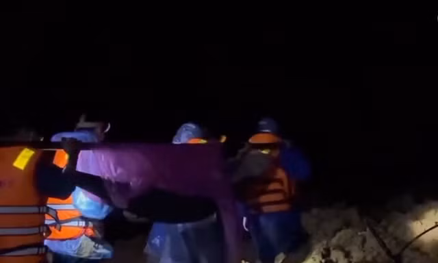 Xuyên đêm vượt 20km đường núi lở, khiêng cáng đưa 3 nạn nhân nguy kịch đi cấp cứu