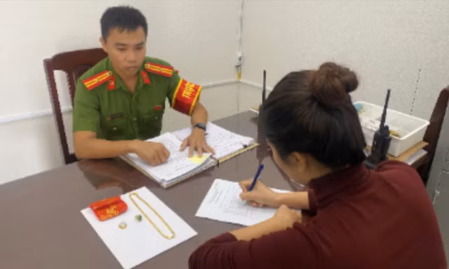 Chở người quen đến nhà ăn tô cháo rồi lén quay lại trộm 19 chỉ vàng