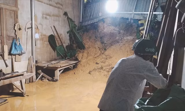 Đà Nẵng sạt lở kinh hoàng, đất tràn vào nhà dân lúc nửa đêm