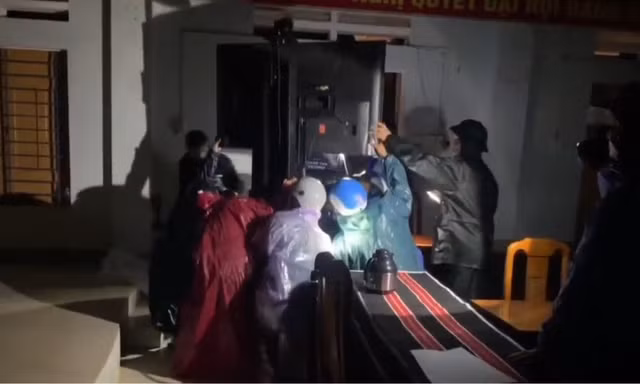 Đà Nẵng: Điểm sạt lở đe dọa trụ sở xã, di chuyển máy móc, đồ đạc trong đêm