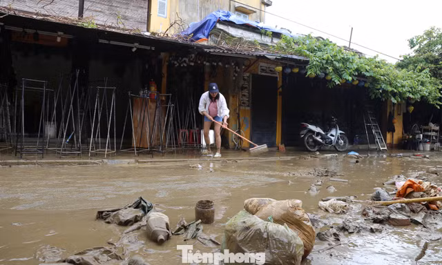 Các chủ di tích cẩn thận dọn rửa bùn đất bám vào ngóc ngách ngôi nhà