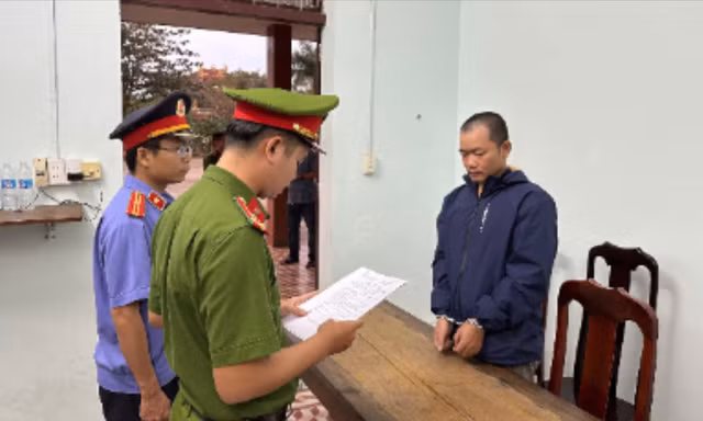 Mâu thuẫn gia đình, chồng chém vợ rồi uống thuốc sâu, thắt cổ, cho tay vào ổ điện để tự sát nhưng bất thành