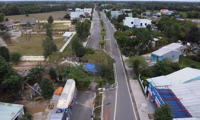 Hiện, tuyến đường ĐH4 đã được bàn giao cho chính quyền xã Xuân Phú quản lý. Về giải pháp, xã sẽ phải bổ sung vào danh mục đầu tư công rồi xin nguồn vốn để tiếp tục thực hiện phần còn lại theo đúng quy định, nếu không thống nhất có thể cưỡng chế.