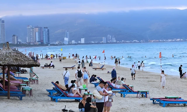 Dẹp vấn nạn lấn chiếm ở bãi biển đông khách Tây nhất Đà Nẵng