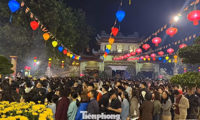 Đà Nẵng: Biển người về thiền viện hái lộc sau giao thừa