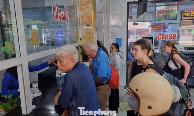 Trung chuyển cả ngàn khách bằng ô tô từ Đà Nẵng đến Lăng Cô 