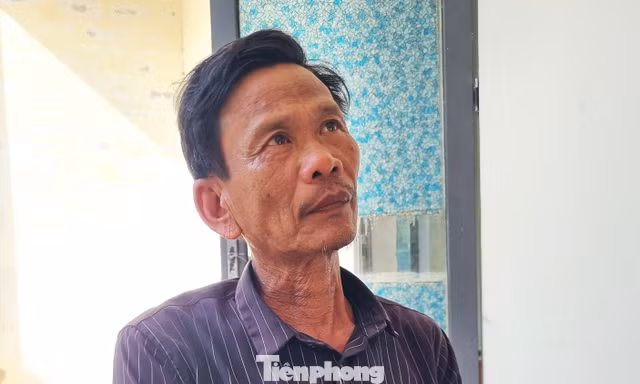 Cha già nín thở nhìn thợ lặn tìm con ở vùng biển Mũi Nghê