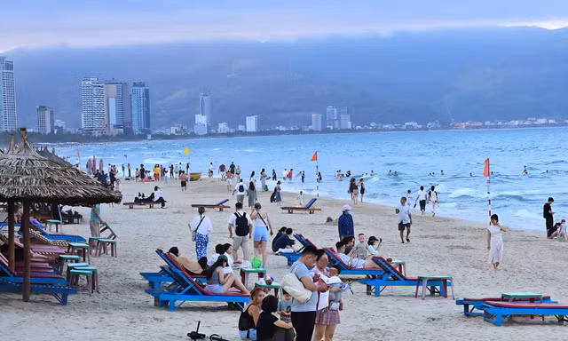 Dẹp vấn nạn lấn chiếm ở bãi biển đông khách Tây nhất Đà Nẵng