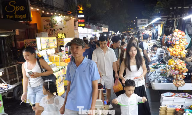 Du khách chen chân ở Hội An 