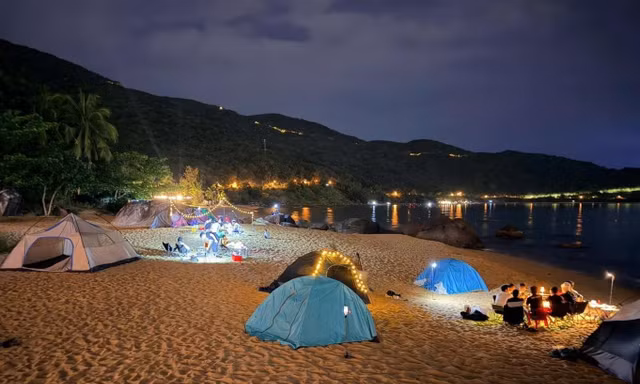 Tháo dỡ lều trại qua đêm trái phép trên bán đảo Sơn Trà