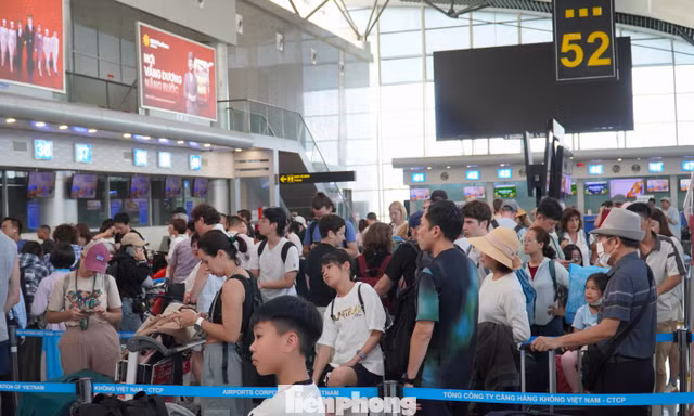 Dòng người nối dài làm thủ tục chuyến bay rời Đà Nẵng 