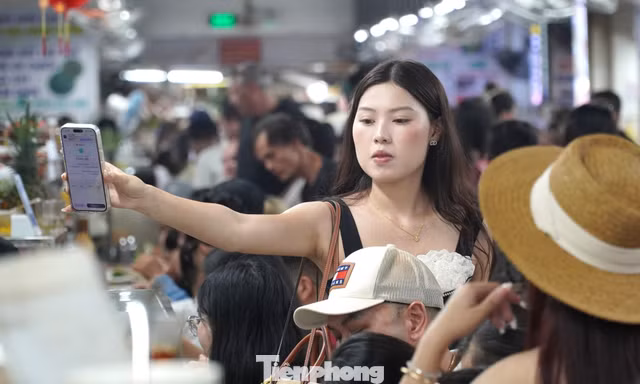 Toát mồ hôi nhìn du khách chen chân 'ăn sập' chợ Cồn Đà Nẵng