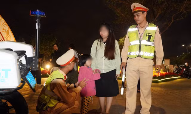 Cháu bé 4 tuổi đi lạc trong đêm giao thừa ở Đà Nẵng