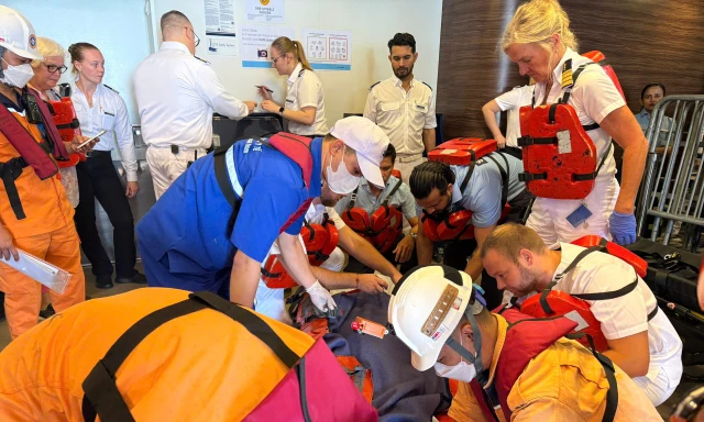 Cứu du khách nước ngoài nguy kịch trên biển ngày 27 Tết