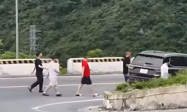 Xác minh clip nhóm người dừng ô tô ngay khúc cua trên đèo Hải Vân để ngắm cảnh