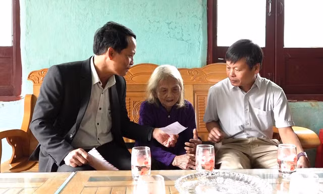 Mang thùng phiếu đến tận nhà, không để cử tri nào lỡ quyền bầu cử