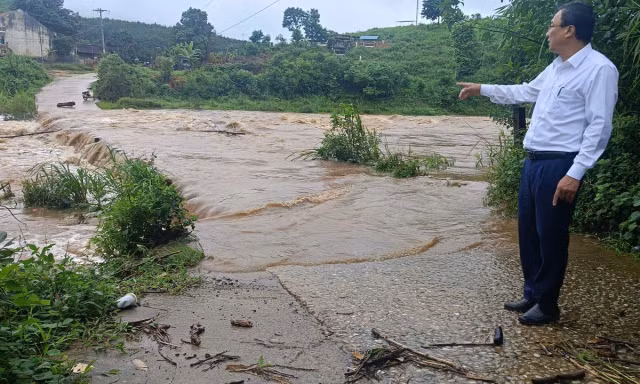 Mưa lớn 'nhấn chìm' cầu tràn ở Quảng Ngãi, 283 hộ dân bị chia cắt