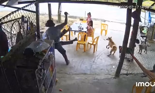 Một người đàn ông bị đối tượng dùng hung khí tấn công