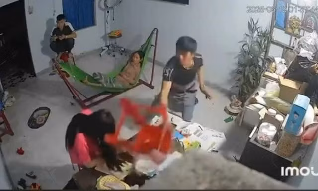 Phẫn nộ anh trai dùng ghế nhựa đánh liên tiếp vào đầu em gái 